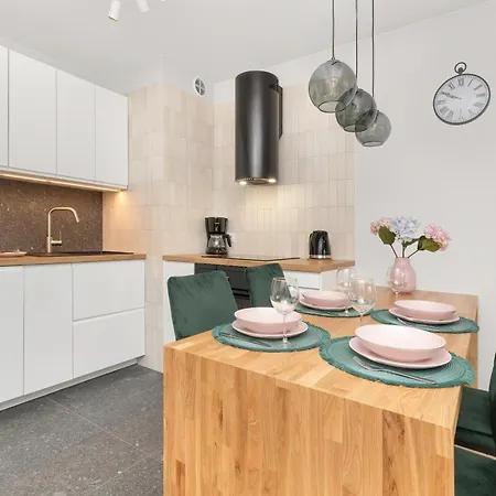 Latarnikow Estate With Balcony & Parking By Renters Apartamento