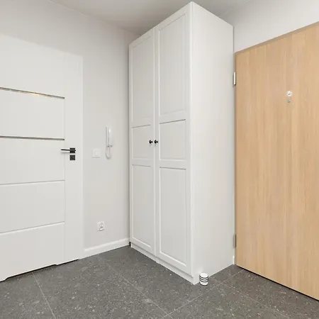 Latarnikow Estate With Balcony & Parking By Renters Apartamento *