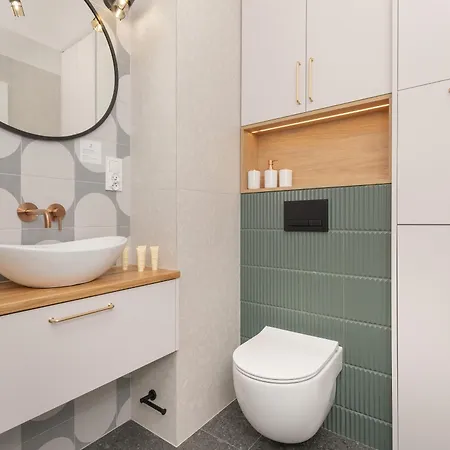 Latarnikow Estate With Balcony & Parking By Renters Apartamento *