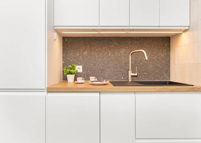 Bloom & Rest With Balcony & Parking By Renters Apartament *